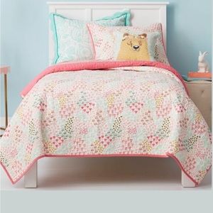 2 Pillowfort Fetching Florals Quilt Sets - Perfect for bunkbeds